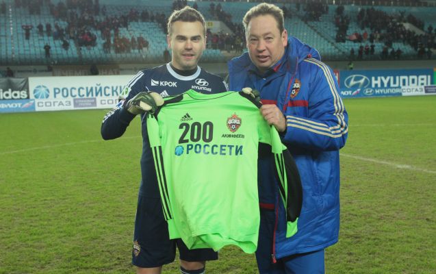 Igor Akinfeev and Leonid Slutskiy after Akinfeev recorded his clean sheet number 200.